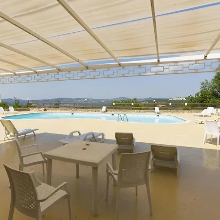 Majestic In With Private Pool מלון