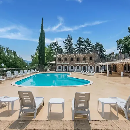 Majestic In With Private Pool מלון